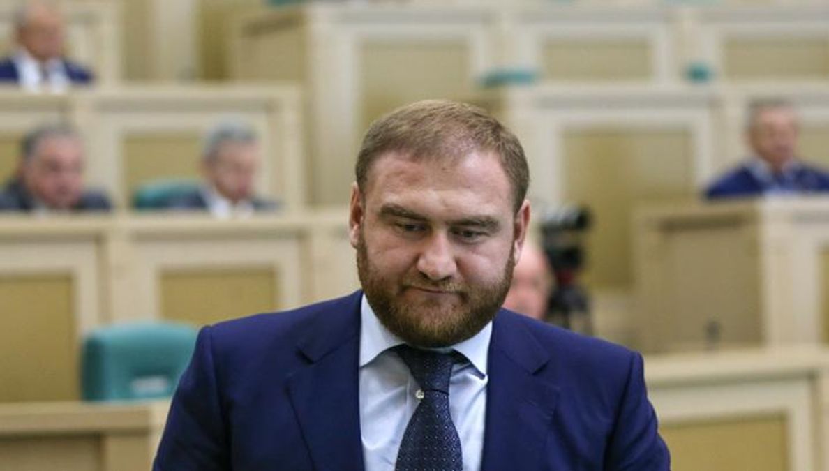 Замовні вбивства і розкрадання мільярдів: у Росії сенатора арештували прямо в залі парламенту