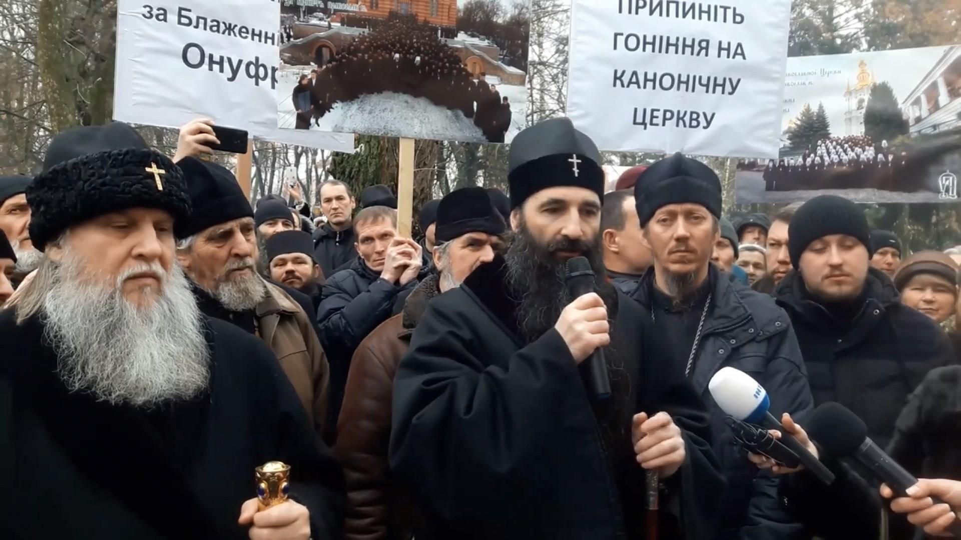 Митрополит ПЦУ подав до суду на Онуфрія: московські попи влаштували мітинг
