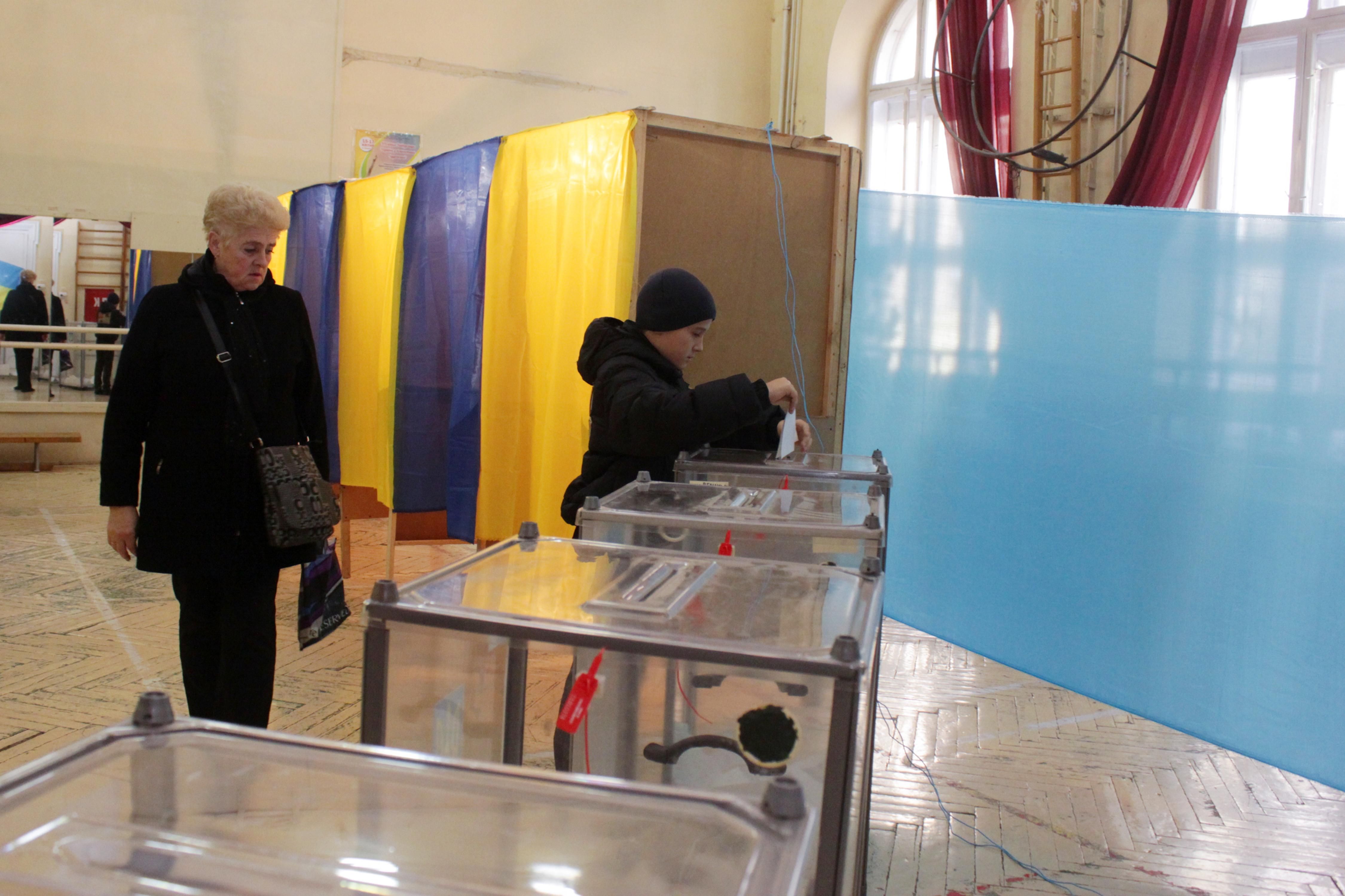 Скільки українців тимчасово змінили місце голосування на виборах