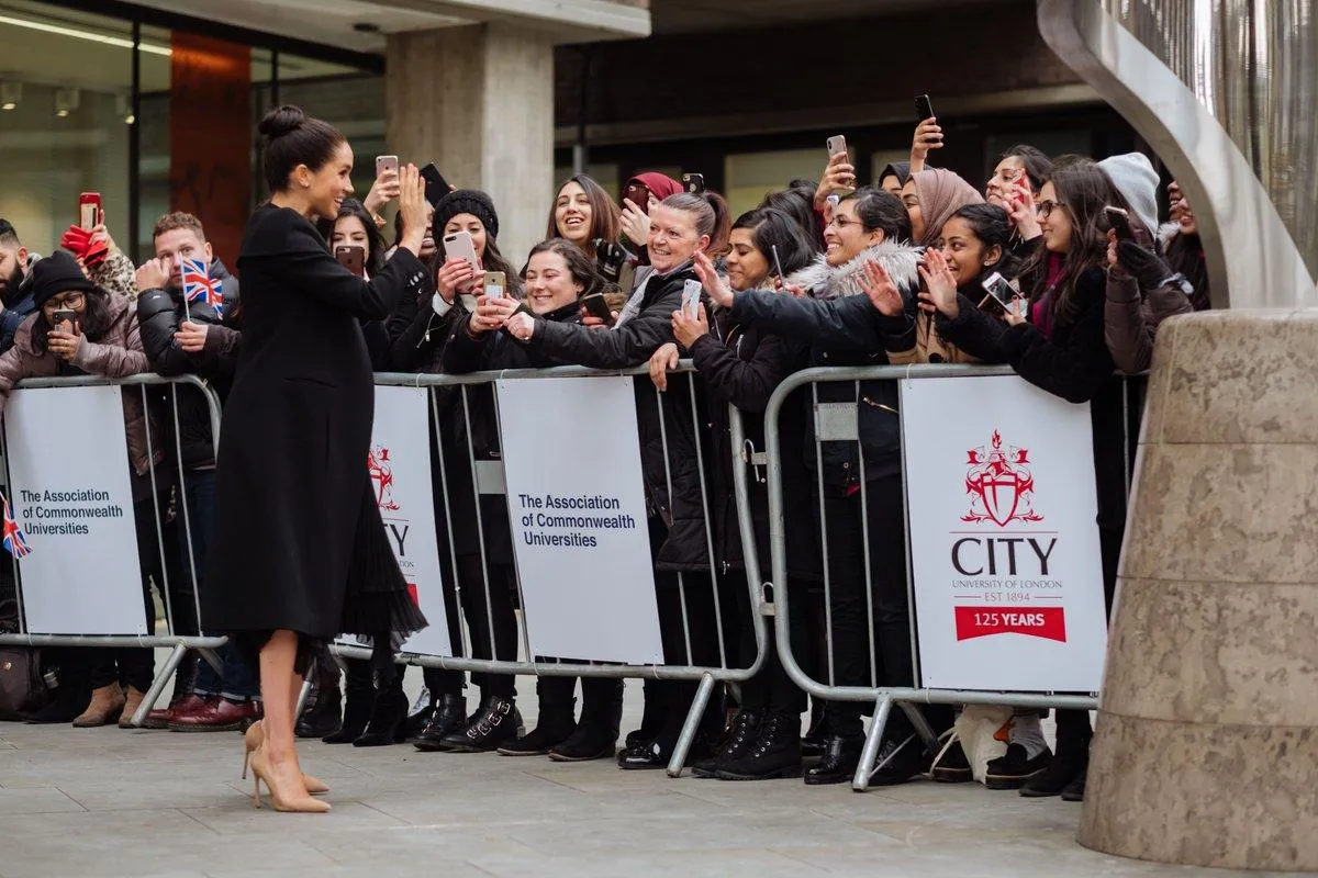 Герцогиня Сассекська поспілкувалась з британцями Герцогиня Сассекська поспілкувалась з британцями