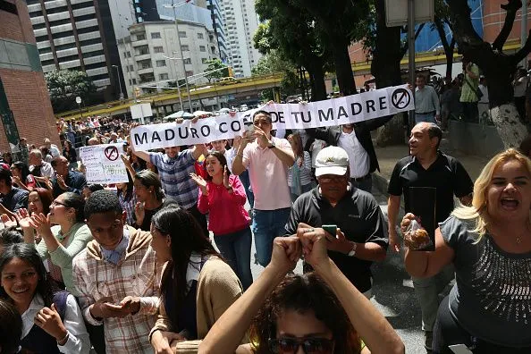 Багато людей протестують проти політики Мадуро
