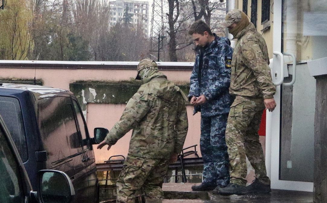 Четырех пленных украинских моряков допросили в России Четырех пленных украинских моряков допросили в России
