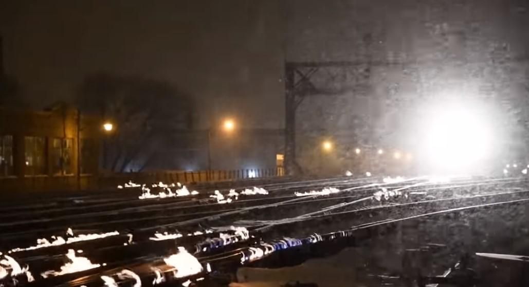 Из-за арктических холодов в США поджигают рельсы: видео Из-за арктических холодов в США поджигают рельсы: видео