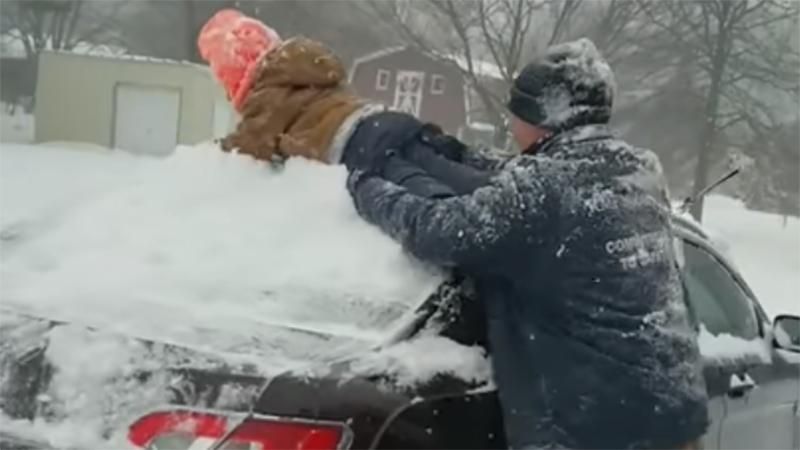 Син замість скребка: батько очистив машину від снігу власною дитиною і прославився – відео