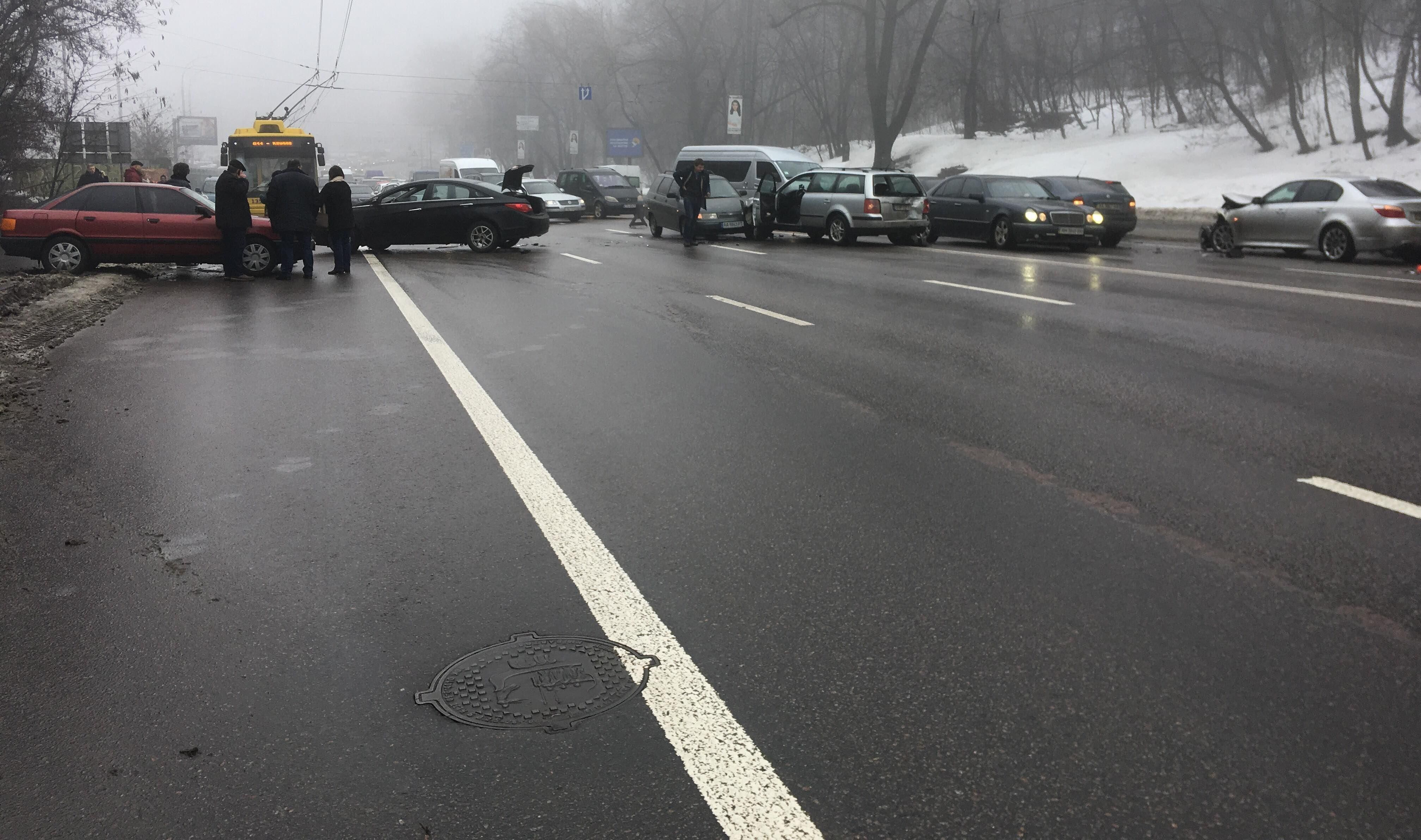 В центре Киева произошло масштабное ДТП с участием семи машин