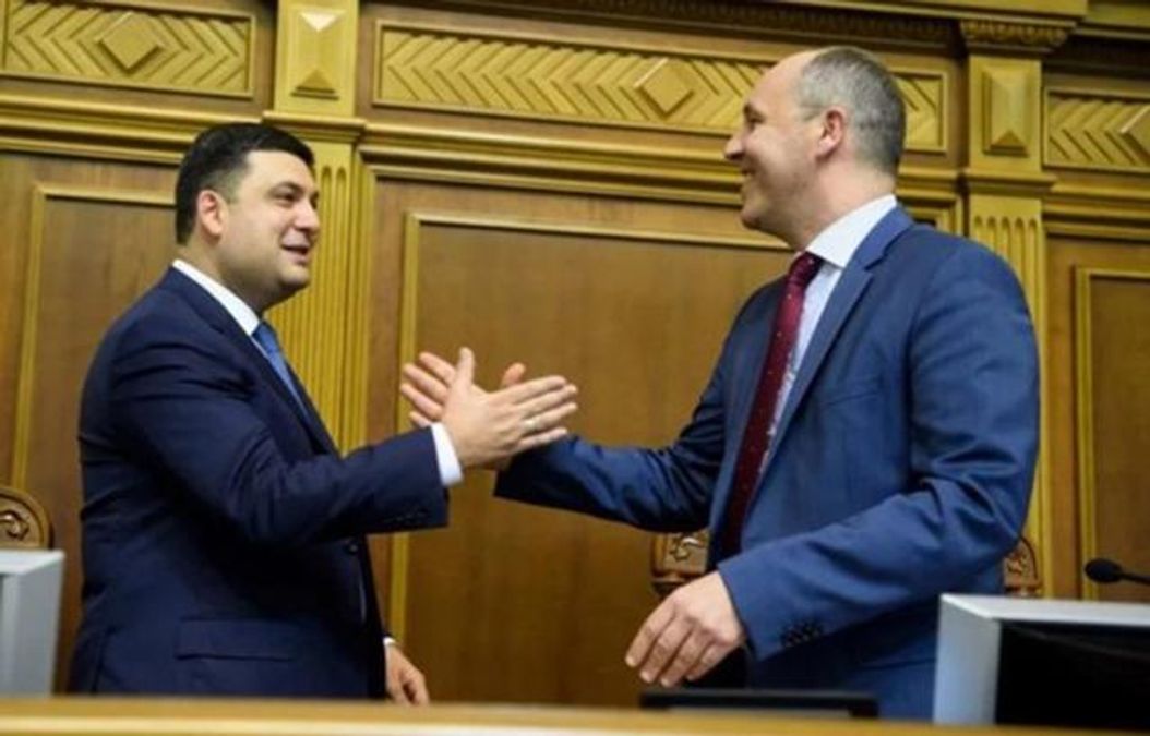 Новогодние поздравления Гройсмана и Парубия украинские телеканалы показали бесплатно Новогодние поздравления Гройсмана и Парубия украинские телеканалы показали бесплатно