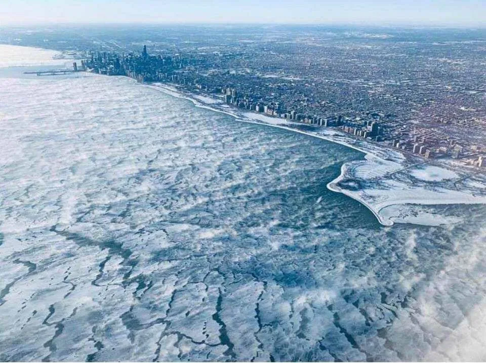 Замерзле озеро поруч Чикаго / Фото через Clima Extremo