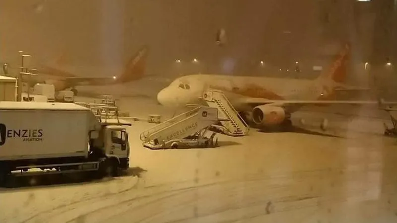 Аеропорти переносять авіарейси через морози