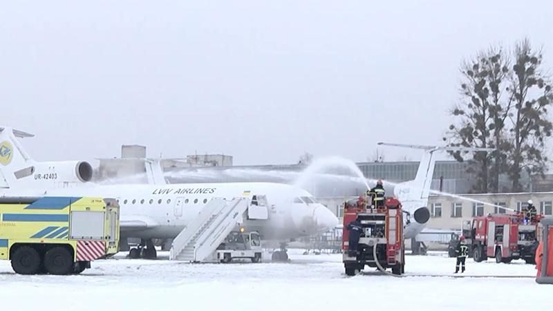 Аварийная посадка самолета и пожар: во львовском аэропорту провели масштабные учения – фото