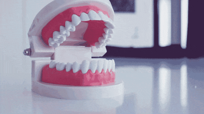 Представили цікаву щітку, що сама чистить зуби Представили цікаву щітку, що сама чистить зуби