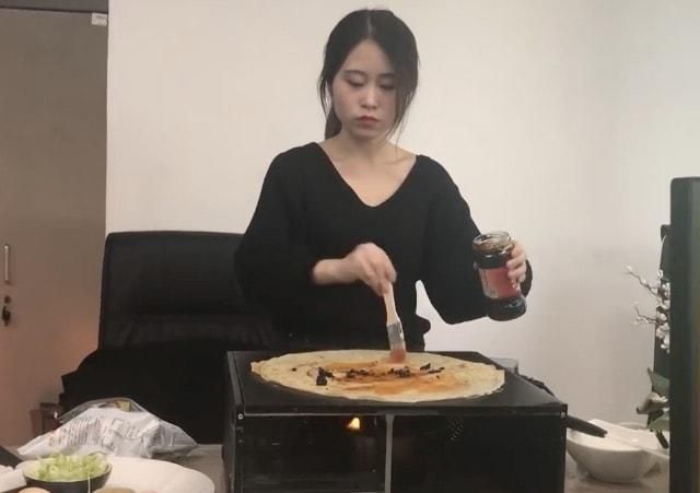 Китаянка приготовила блины на офисном компьютере: смешное видео