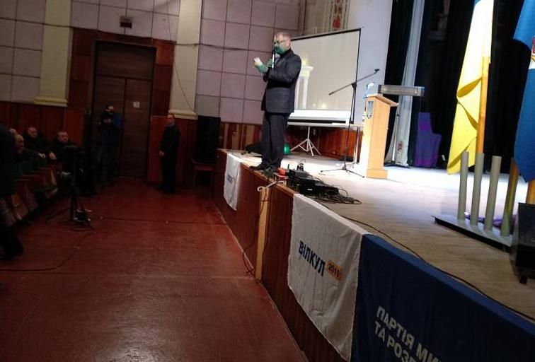 Протестувальники облили Вілкула зеленкою у Бердянську: фото та відео Протестувальники облили Вілкула зеленкою у Бердянську: фото та відео