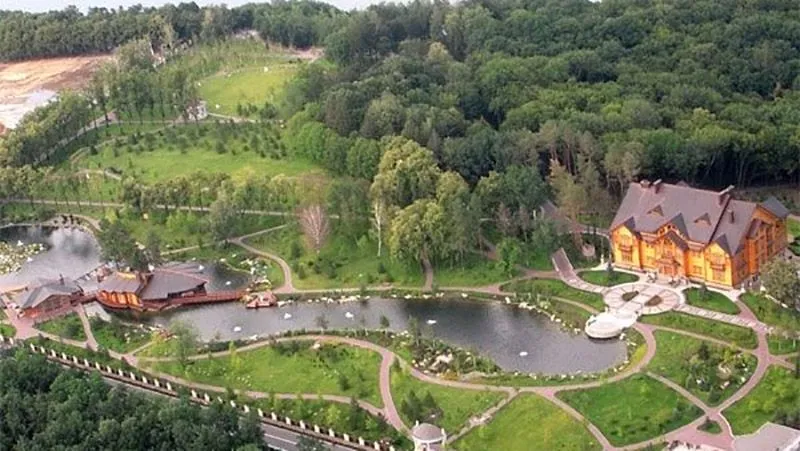 Неймовірно красивий парк у колишній резиденції Януковича