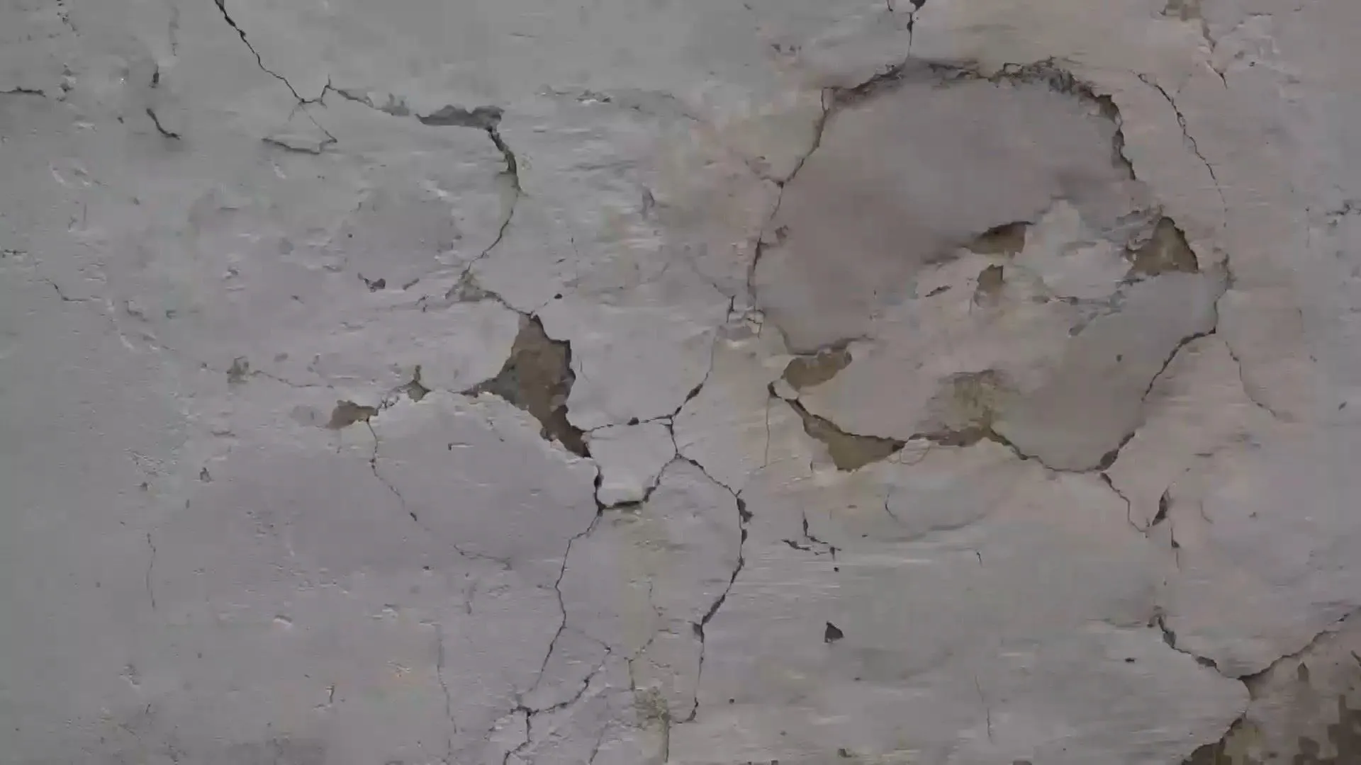 В окупованому Криму в будинках стіни тріскають від вибухів