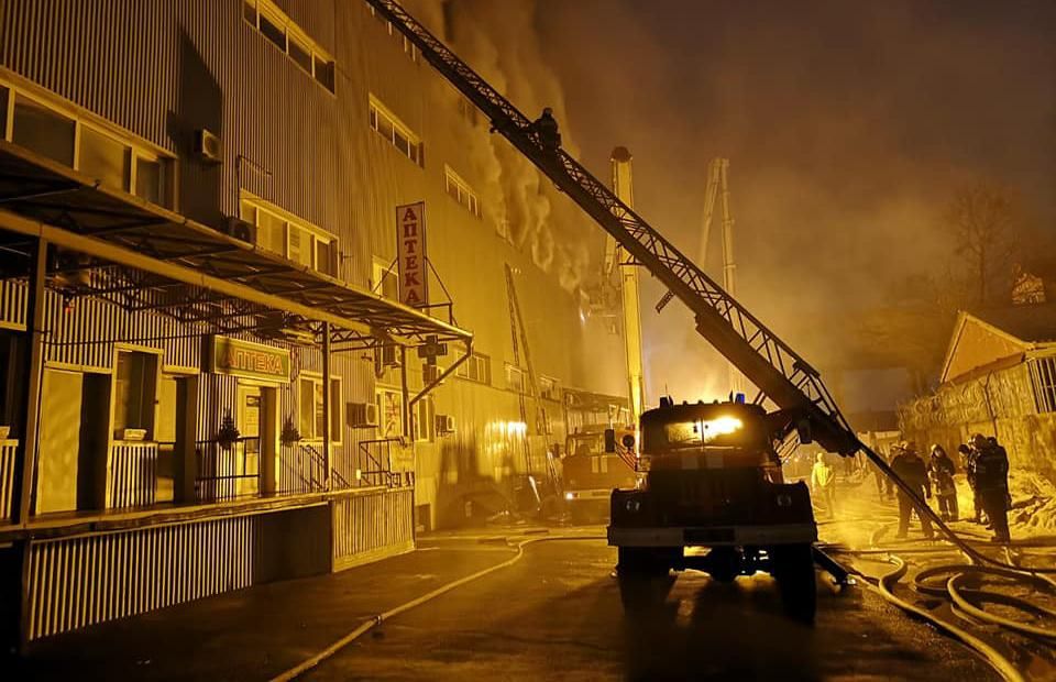 У Києві локалізували масштабну пожежу на складах: фото і відео У Києві локалізували масштабну пожежу на складах: фото і відео