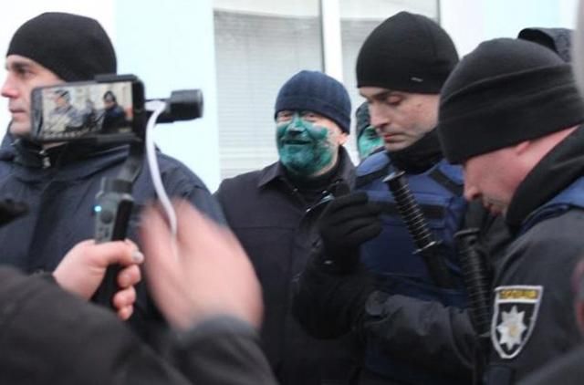 Суд избрал меру пресечения мужчине, который облил Вилкула зеленкой Суд избрал меру пресечения мужчине, который облил Вилкула зеленкой