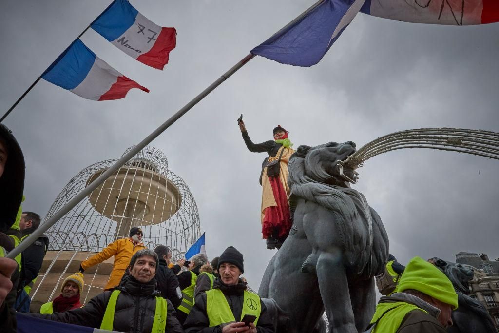 Протести "жовтих жилетів" у Франції: поліція застосувала сльозогіний газ