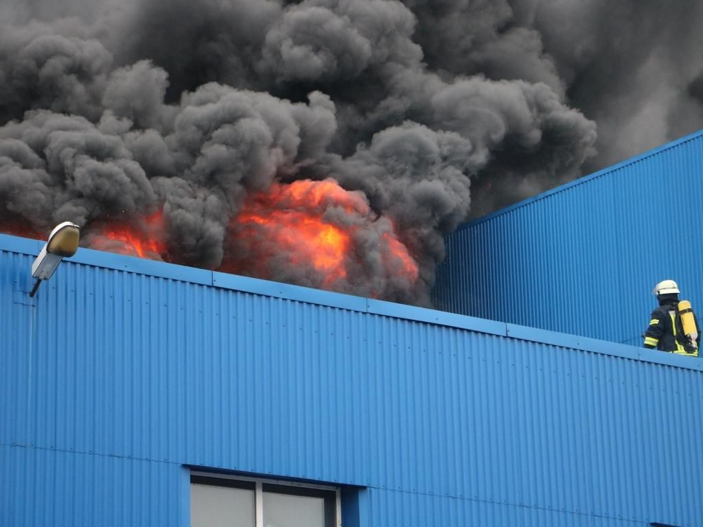 Пожар на складах в Киеве: спасатели предупредили о новой угрозе