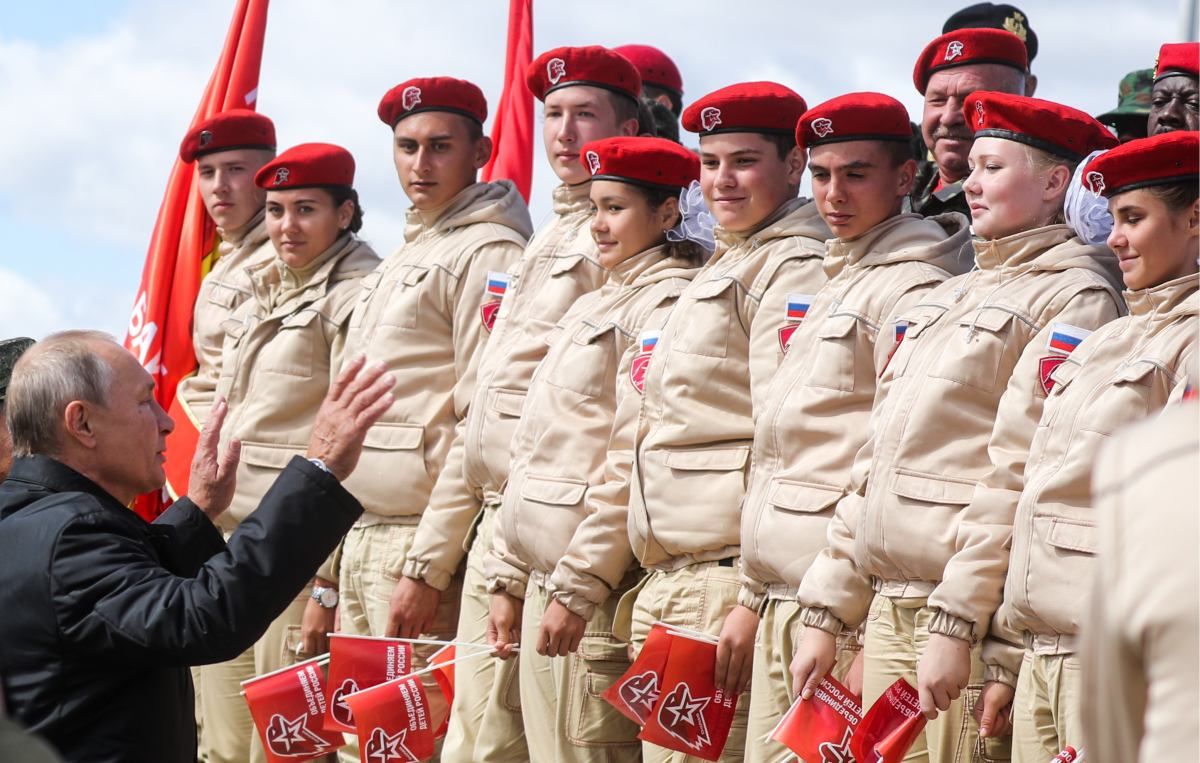 В оккупированном Крыму российские военные дают детям оружие и хотят создать "армию патриотов"
