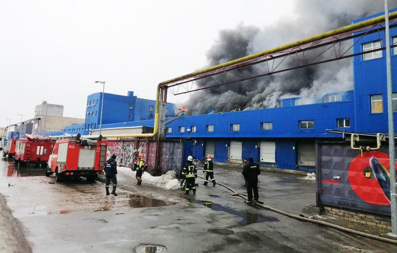 У Києві аж через добу загасили велику пожежу на складах