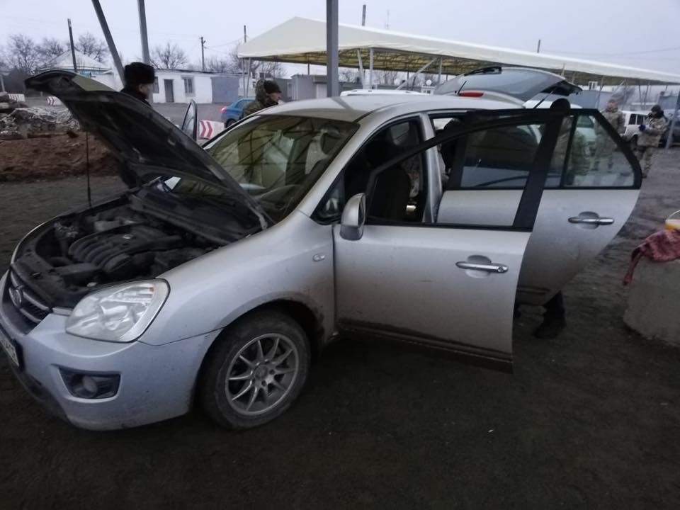 Пограничники задержали украинца, перевозившего взрывчатку на Донбассе – фото Пограничники задержали украинца, перевозившего взрывчатку на Донбассе – фото