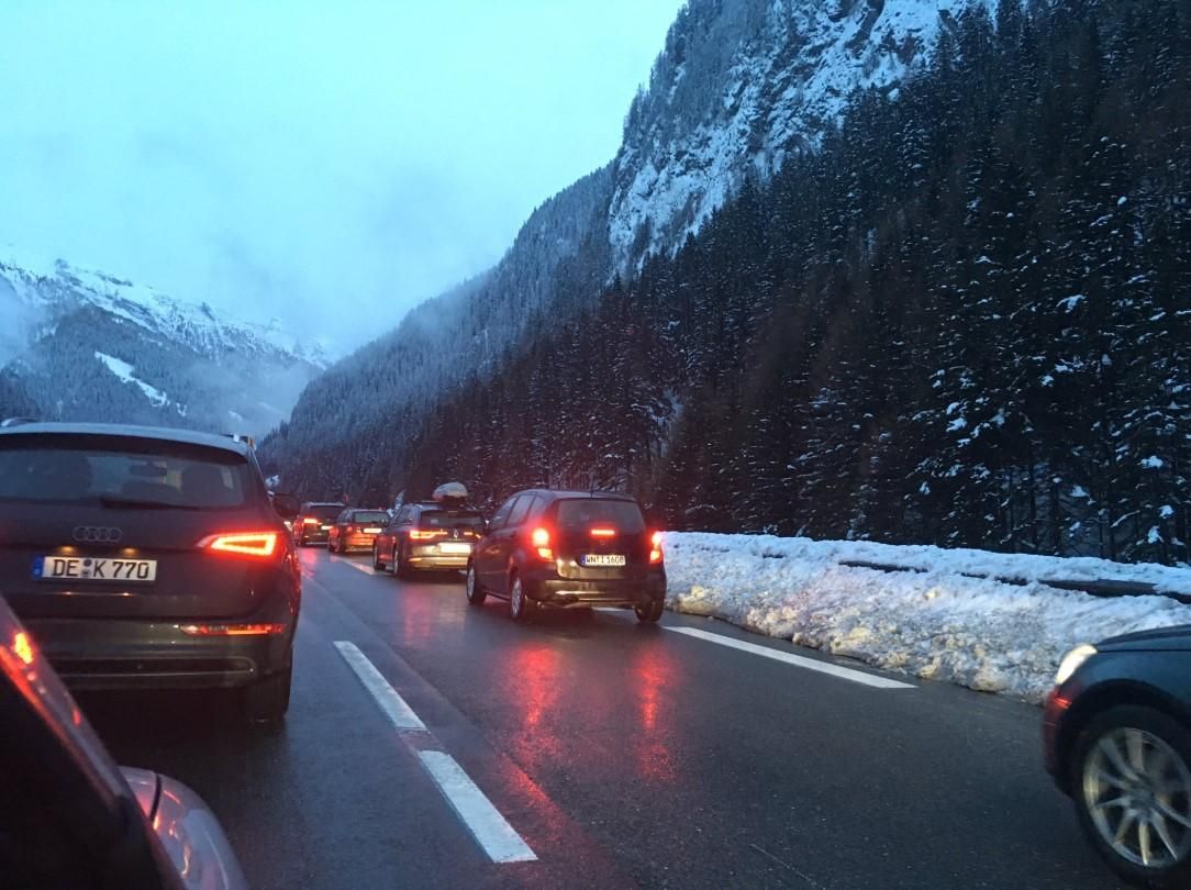 Через потужний снігопад в Італії у заторах зупинились тисячі автівок: фото, відео