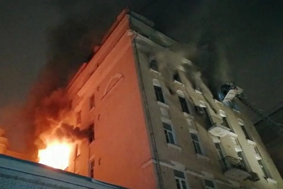 У центрі Москви загорівся будинок У центрі Москви загорівся будинок