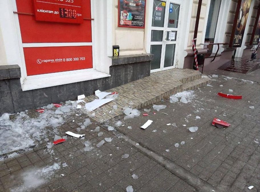 На Сумщині помер чоловік, якому на голову впала крижана брила 