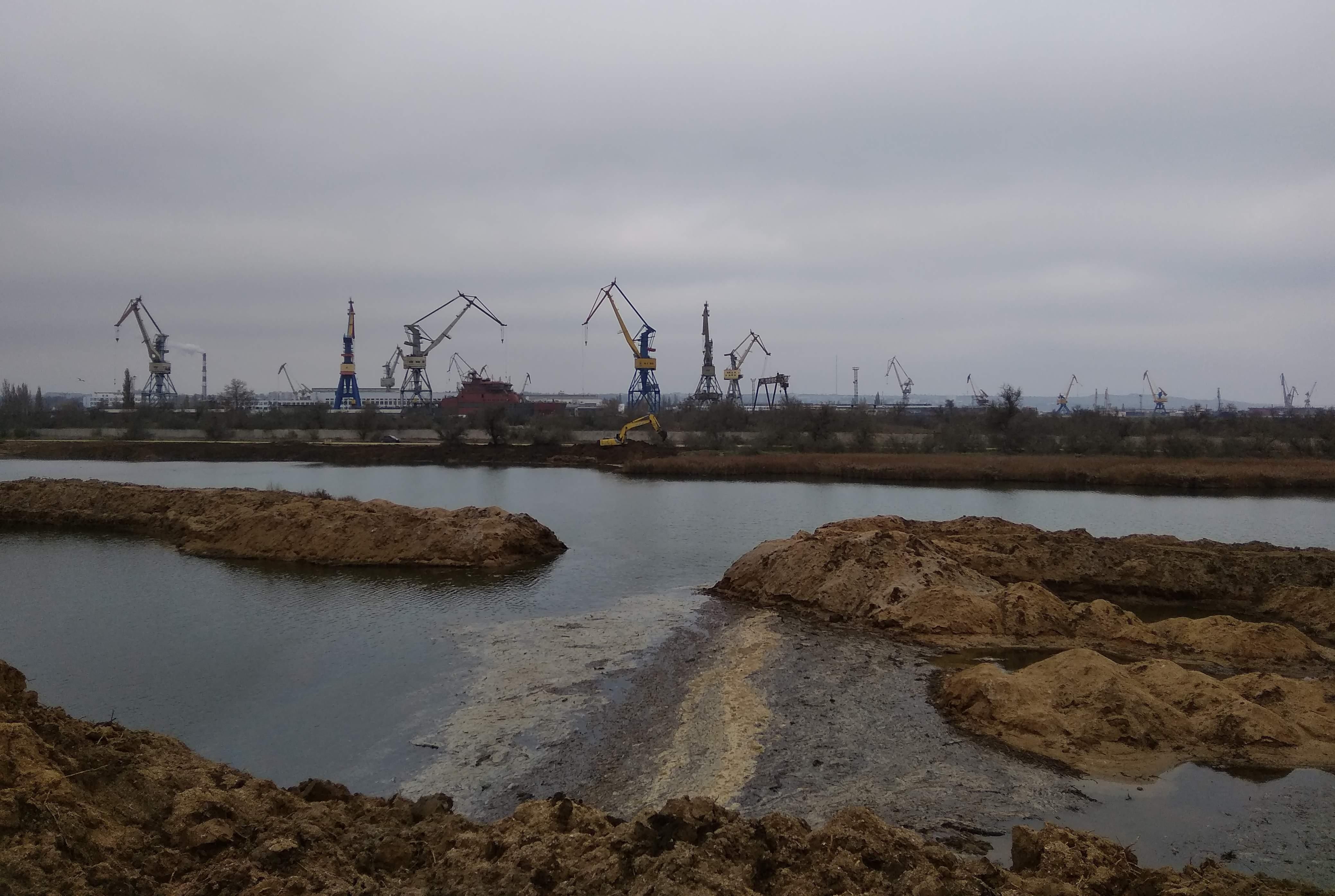 Нова загроза для окупованого Криму– токсичні відходи йдуть просто у море: фото та відео