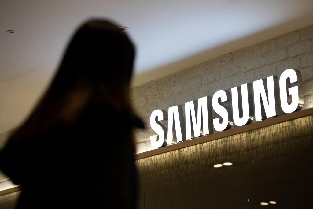 Консоль або смартфон: Samsung запатентувала дивний девайс із гнучким дисплеєм