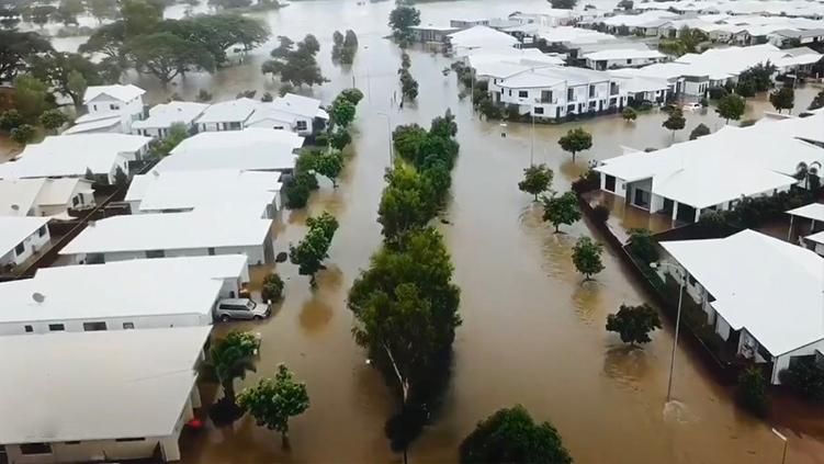 Люди пересуваються вулицями на човнах: руйнівна повінь накрила Австралію – шокуючі відео