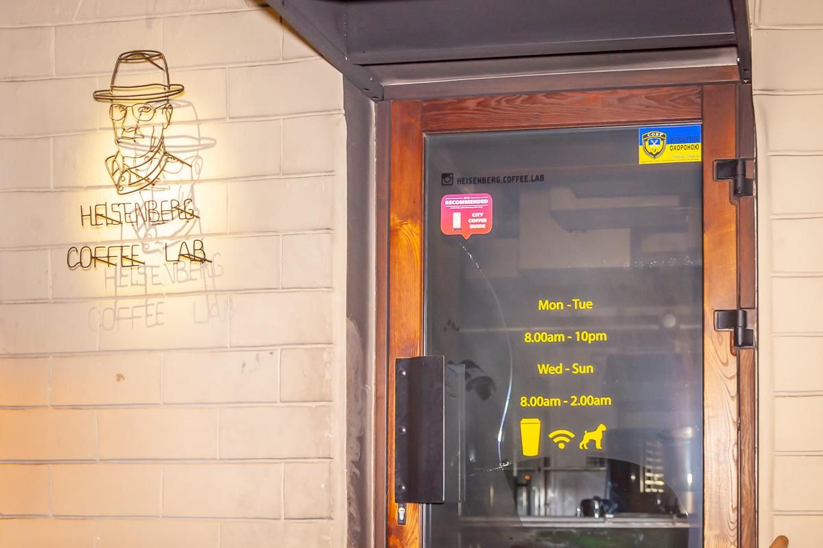 В Днепре неизвестные подожгли кафе с посетителями: видео с камер наблюдения
