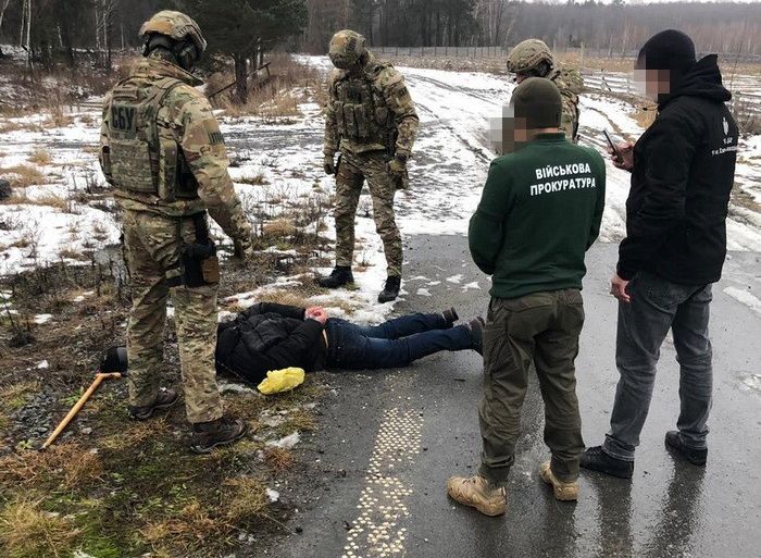 Крали з військової частини: двоє чоловіків на Житомирщині незаконно продавали зброю