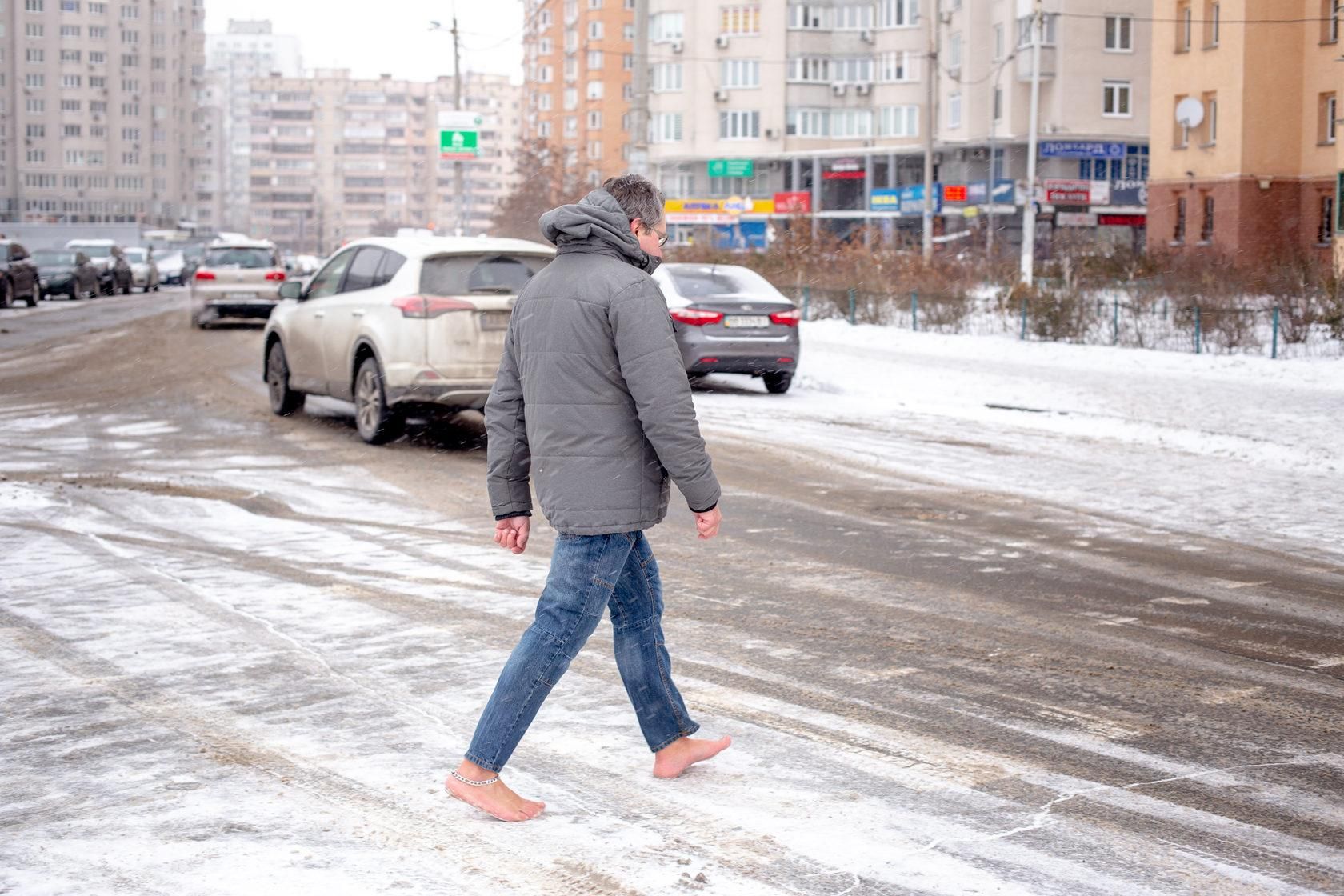 Скільки українців ходять взимку босоніж та наскільки це корисно