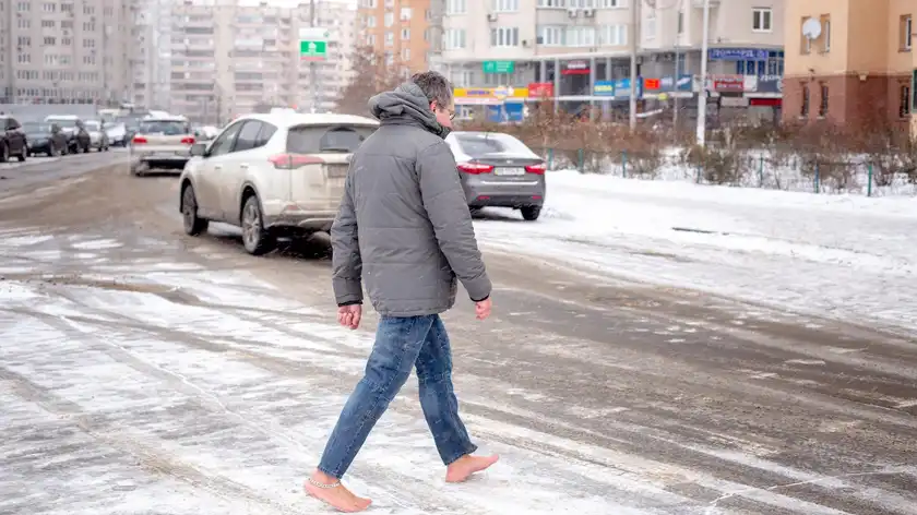 Сколько украинцев ходят зимой босиком и насколько это полезно