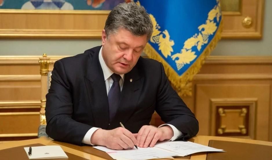 Порошенко продлил мораторий на продажу земли в Украине