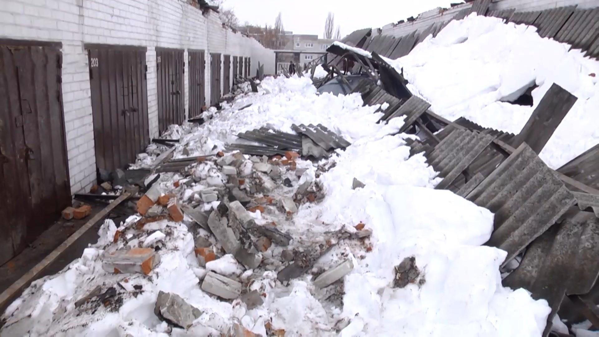 Ужасный обвал крыши со снегом произошел в Харькове, есть пострадавшие: фото и видео