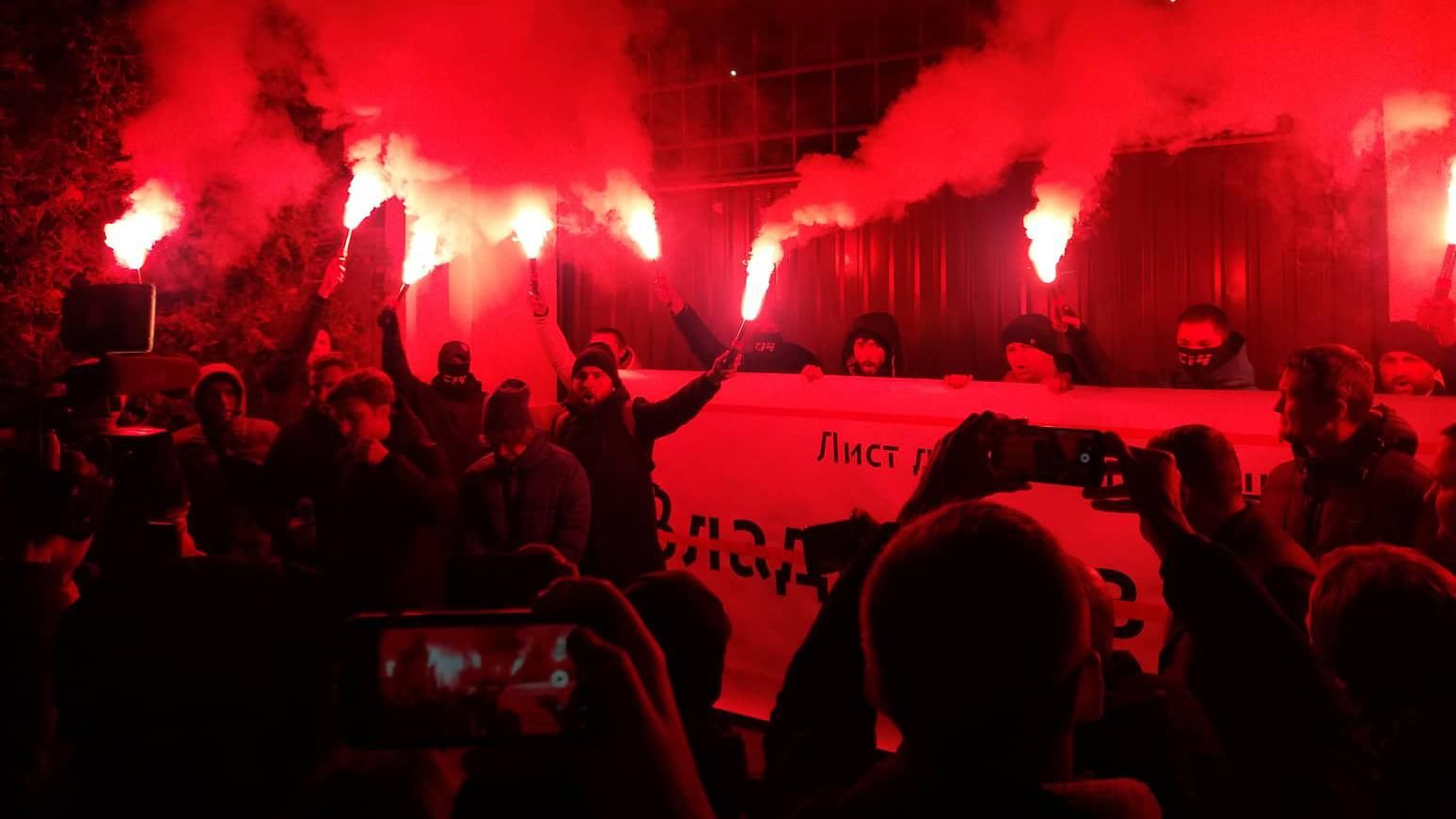 Вбивство Гандзюк: активісти пікетували АП і офіс "Батьківщини", фото та відео Вбивство Гандзюк: активісти пікетували АП і офіс "Батьківщини", фото та відео