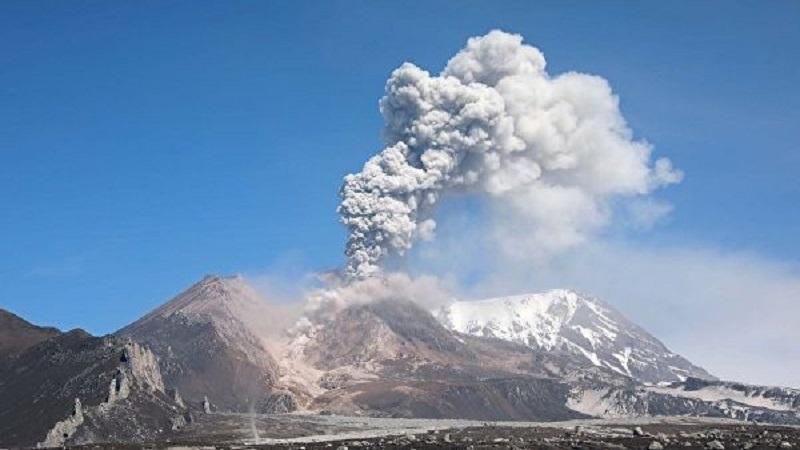 В России активный вулкан выбросил в небо облако пепла почти на семь километров в высоту