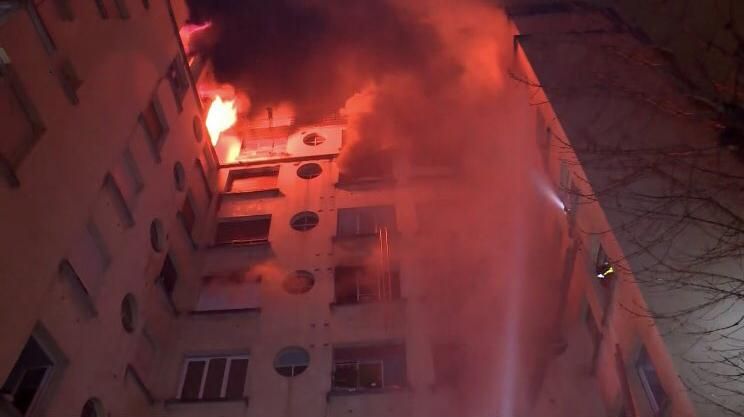 У Парижі горить багатоповерховий будинок, багато жертв: фото, відео