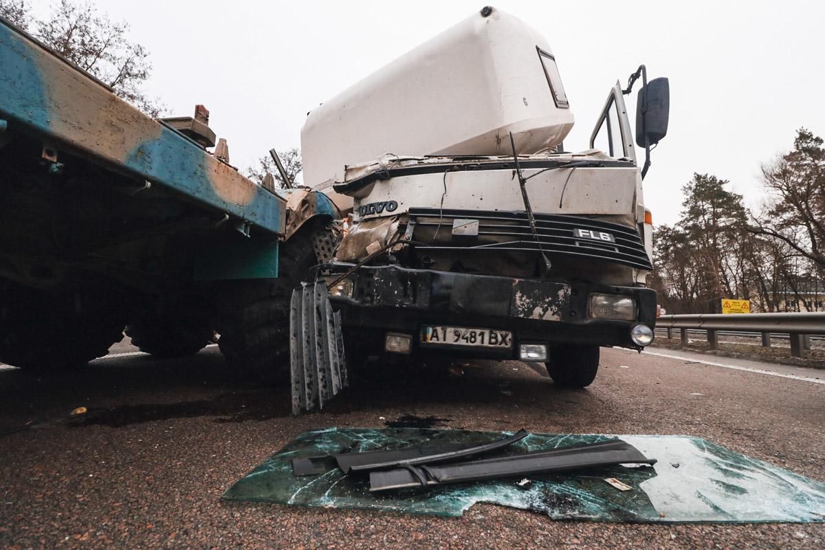 Під Києвом вантажівка в'їхала у військовий тягач: рух Житомирським шосе ускладнено