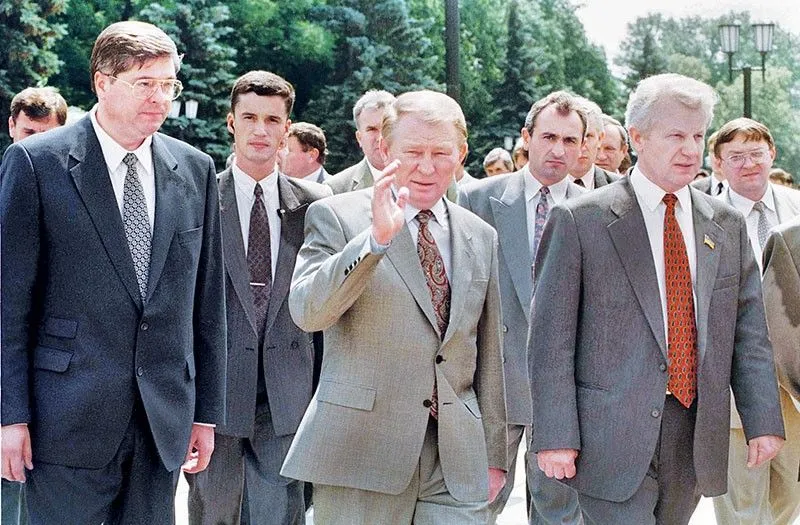 Олександр Мороз був спікером парламенту в час прийняття Конституції України Олександр Мороз був спікером парламенту в час прийняття Конституції України