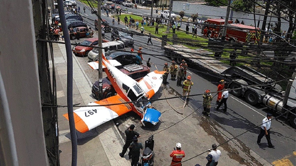 В столице Перу прямо на улицу упал военный самолет