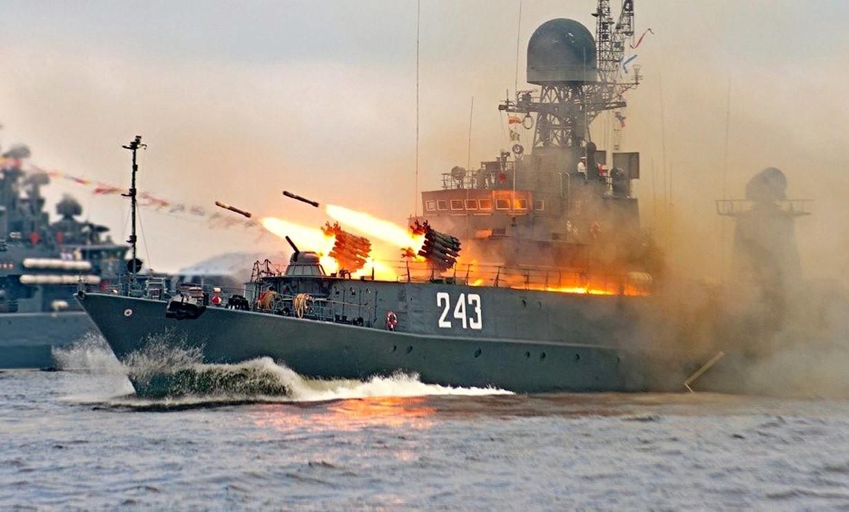 Российские военные корабли снова стреляют в Черном море