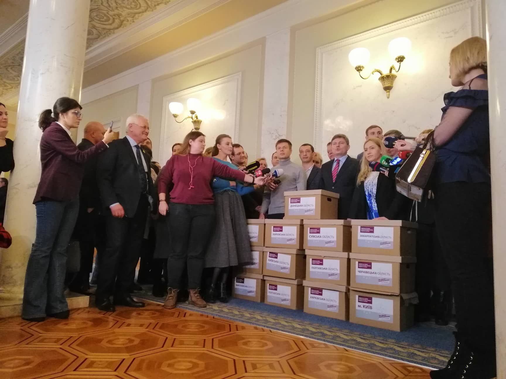 БПП приніс в Раду коробки з підписами "за ЄС і НАТО", які зібрали агітатори Порошенка