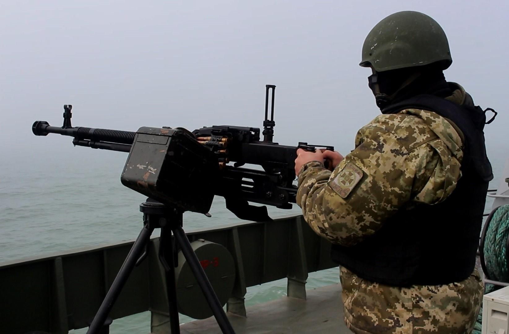 Морские пограничники учились отражать вражескую атаку с Азовского моря