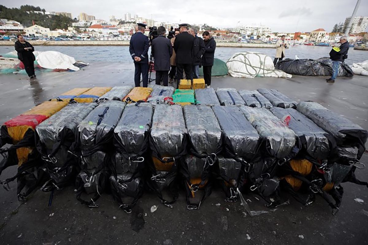 Біля Португалії арештували судно з тоннами кокаїну та українськими моряками
