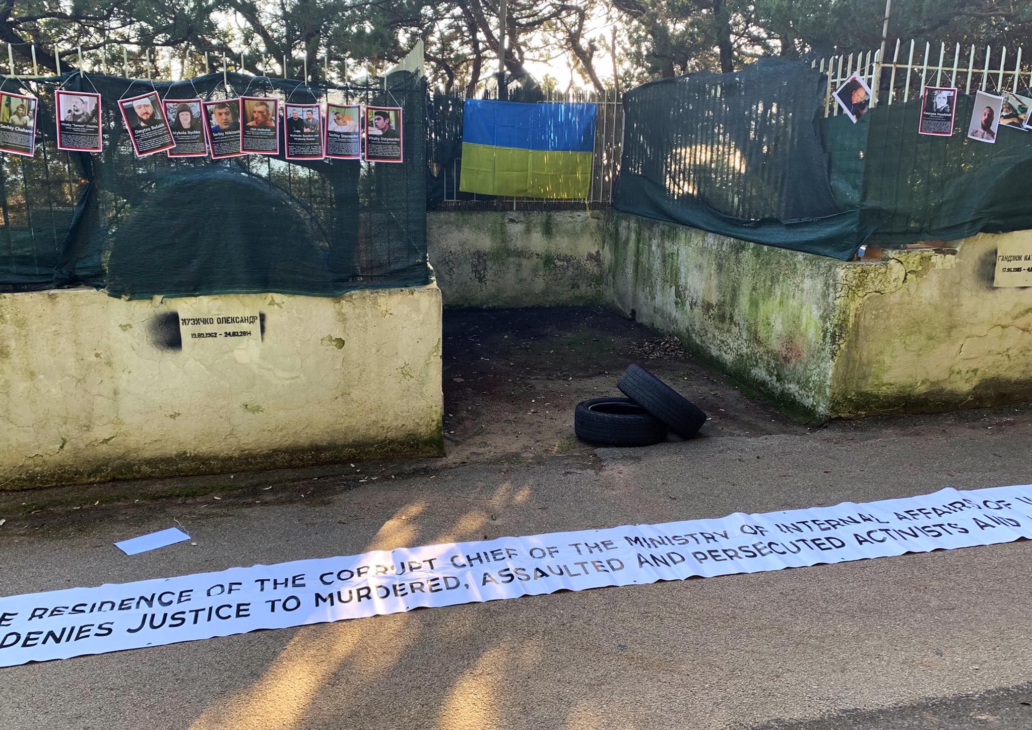 На вилле Авакова в Италии вывесили фото Гандзюк и других убитых украинских активистов На вилле Авакова в Италии вывесили фото Гандзюк и других убитых украинских активистов