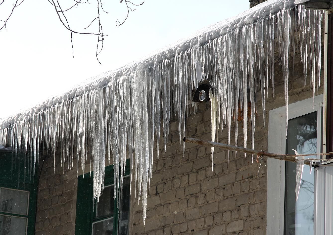 На людей падают глыбы снега и льда: в Харькове зафиксировали рекордное количество пострадавших