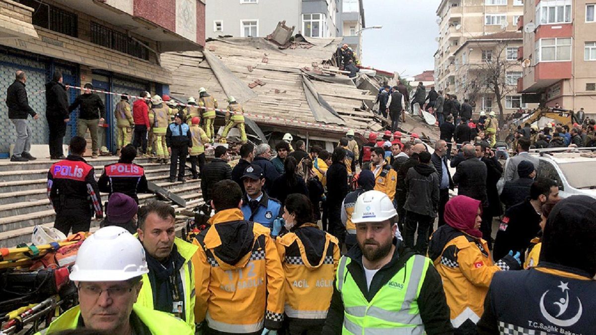 Обвал восьмиповерхового будинку у Стамбулі потрапив на відео